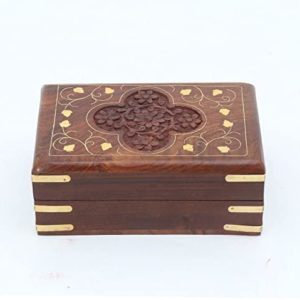 Caja para tarot floral con incrustaciones de latón