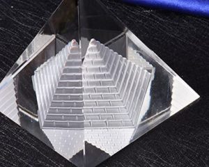05-Pirámide Cristal Soporte 8cm