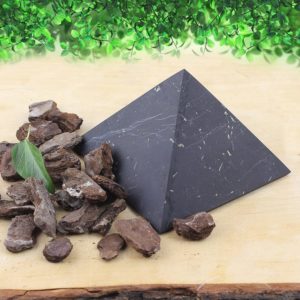 08-Pirámide Shungita sin pulir 8cm
