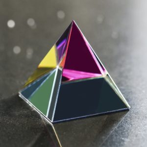 04-Pirámide Vidrio 8cm
